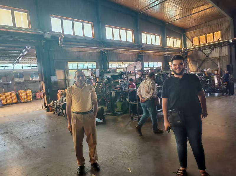 ఫ్యాక్టరీ సందర్శన సమయంలో ఈజిప్షియన్ కస్టమర్ నుండి మోటార్ సైకిల్ టైర్లు మరియు ఇన్నర్ ట్యూబ్‌లు గుర్తింపు పొందాయి